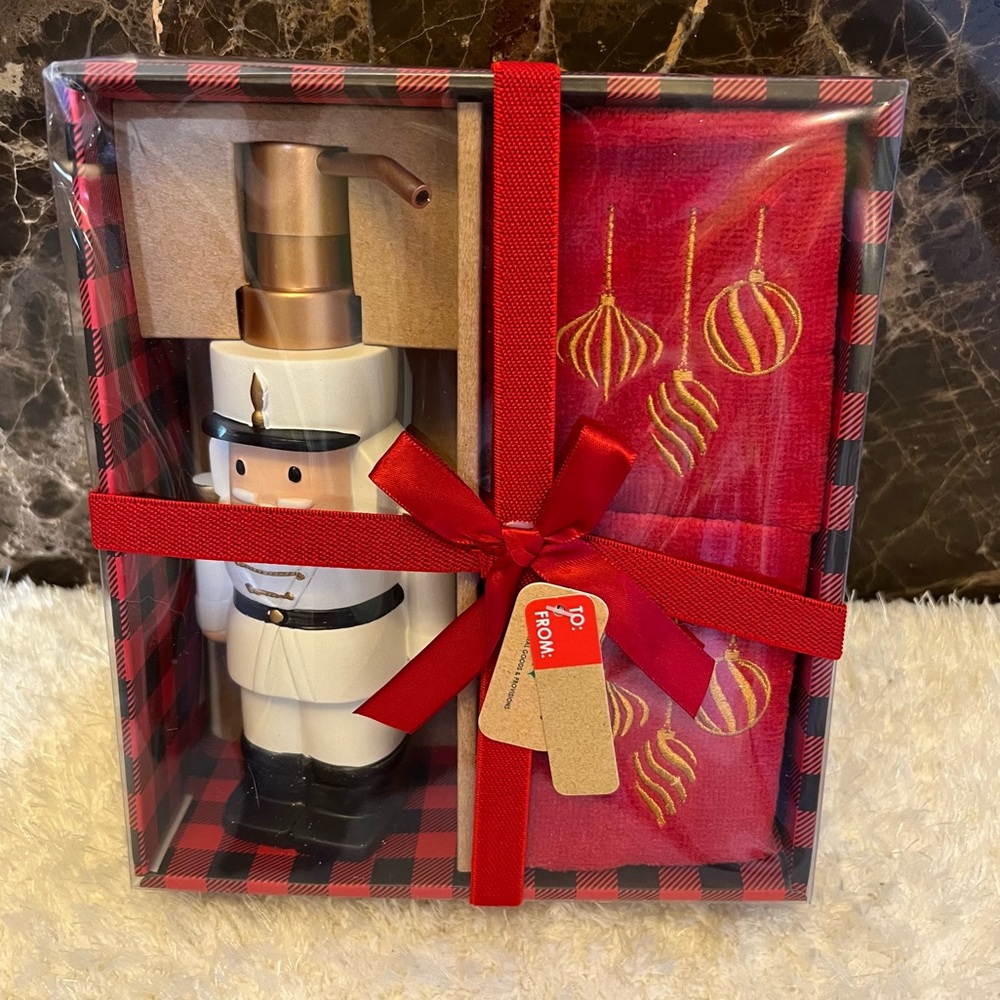 New-Gift Boxed-3 Piece Nutcracker 
Bathroom Counter Set-by Mistletoe Farms Macys